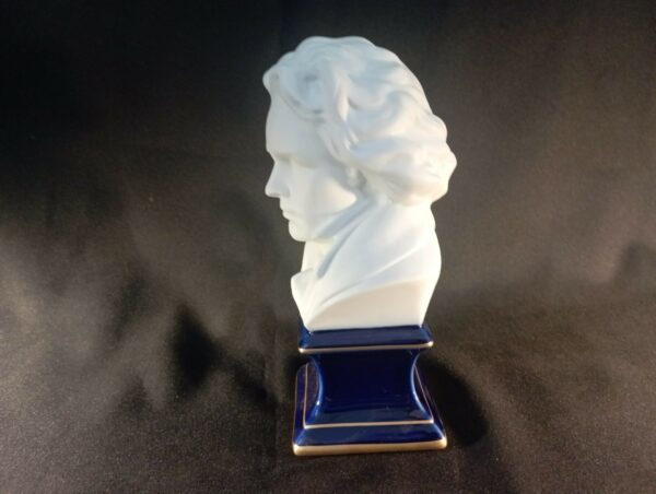 Buste Beethoven biscuit sur porcelaine.